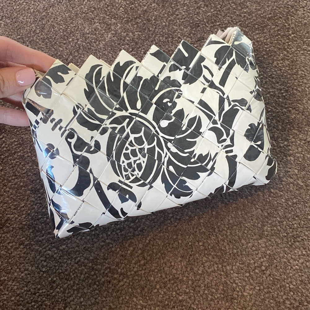 Nahui Ollin Wallet Bag Clutch NWOT Full Zip Black and White Design NEW - Picture 5 of 7